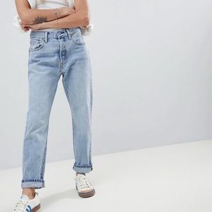 Women’s light wash vintage levi’s